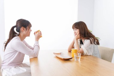 Genç kadınlar birlikte harika vakit geçiriyorlar, arkadaşlık.