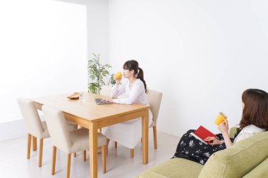 Genç kadınlar birlikte harika vakit geçiriyorlar, arkadaşlık.