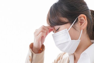 Genç bayan hasta hissediyor.