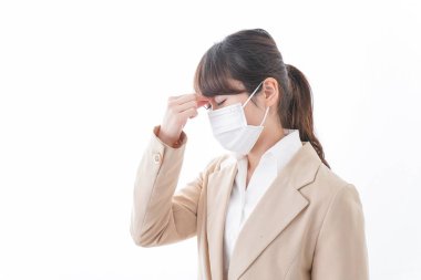 Genç bayan hasta hissediyor.