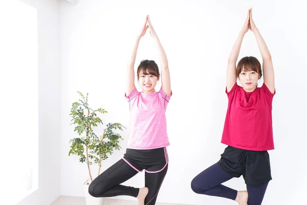 Mujeres Jóvenes Haciendo Yoga Estudio — Foto de Stock
