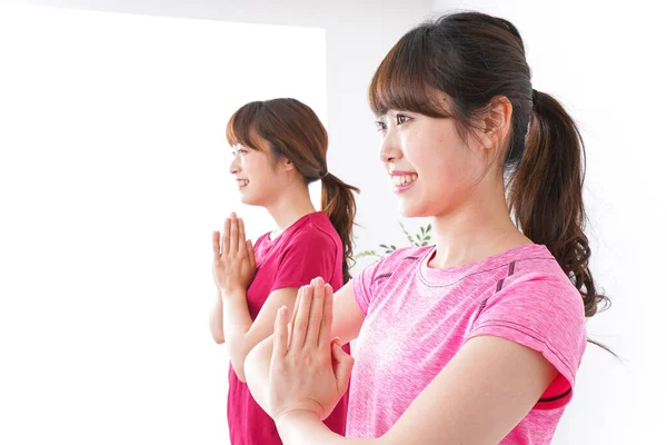 Jonge Vrouwen Doen Yoga Studio — Stockfoto