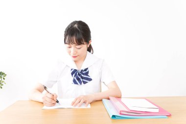 Sınıfta genç bir öğrenci vardı.