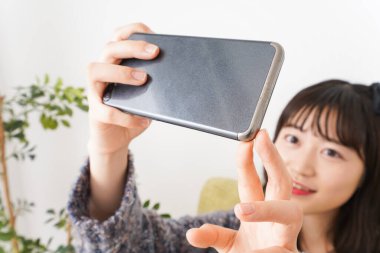 Evde video görüşmesi yapan genç bir kadın.