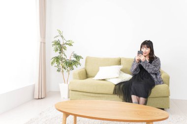 Evde video görüşmesi yapan genç bir kadın.