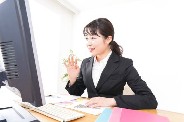 Evde çalışan genç iş kadını, uzaktan çalışma konsepti