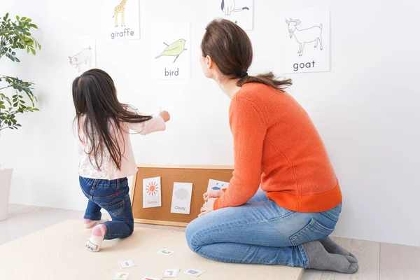 Niña Estudiando Inglés Con Profesor — Foto de Stock