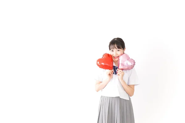 Beyaz Arka Planda Kalp Şeklinde Balonları Olan Genç Bir Kadın — Stok fotoğraf