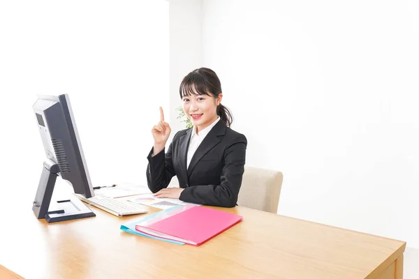 Junge Geschäftsfrau Zeigt Auf Schreibtisch — Stockfoto