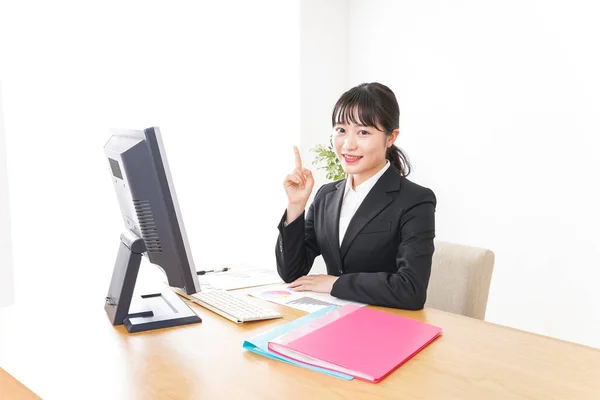 Junge Geschäftsfrau Zeigt Auf Schreibtisch — Stockfoto