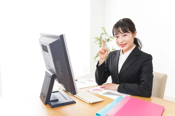 Junge Geschäftsfrau Zeigt Auf Schreibtisch — Stockfoto