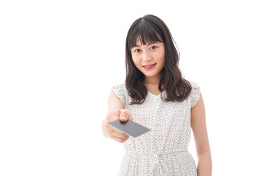 Kadınlar elektronik parayla nakit ödeme yaparlar.