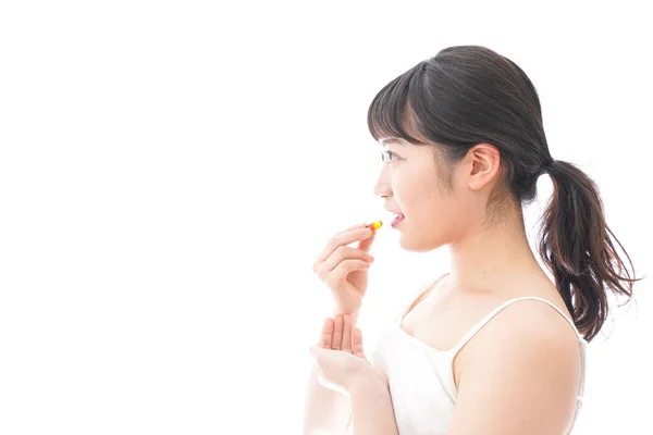 Mujer Joven Tomando Medicamentos —  Fotos de Stock