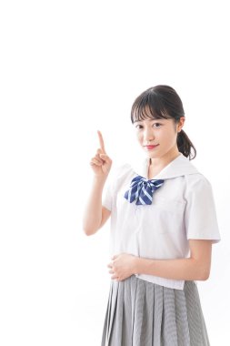 Geçmişinde gülümseme olan genç bir öğrenci.