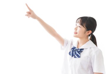 Geçmişinde gülümseme olan genç bir öğrenci.