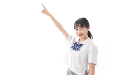 Geçmişinde gülümseme olan genç bir öğrenci.