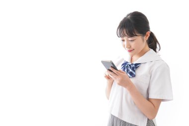 Geçmişinde gülümseme olan genç bir öğrenci.