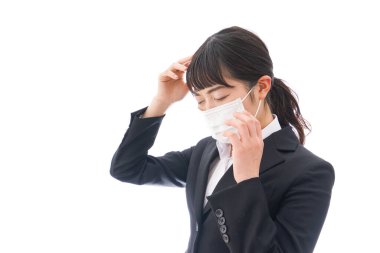 Genç kadın üşütmüş.