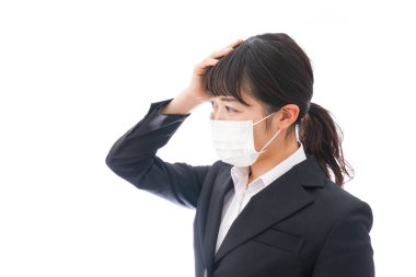 Genç kadın üşütmüş.