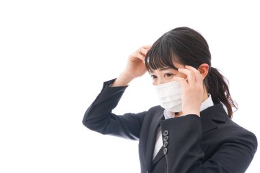 Genç kadın üşütmüş.