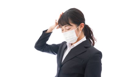 Genç kadın üşütmüş.