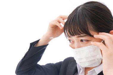 Genç kadın üşütmüş.