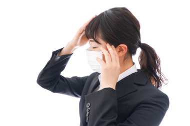 Genç kadın üşütmüş.