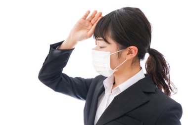 Genç kadın üşütmüş.