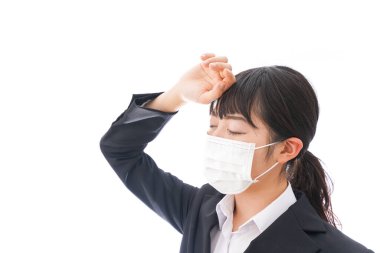 Genç kadın üşütmüş.