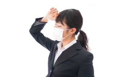 Genç kadın üşütmüş.