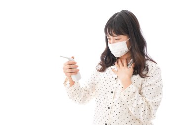 Genç kadın üşütmüş.