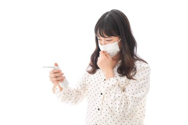 Genç kadın üşütmüş.