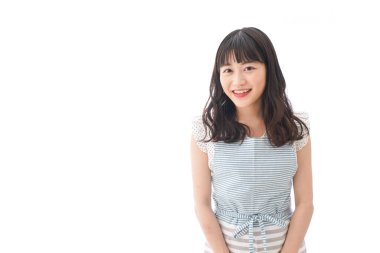 Beyaz arka planda yalnız poz veren genç kadın