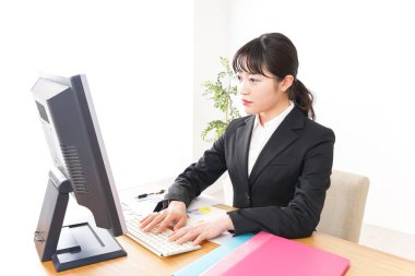 İş kadını ofiste.