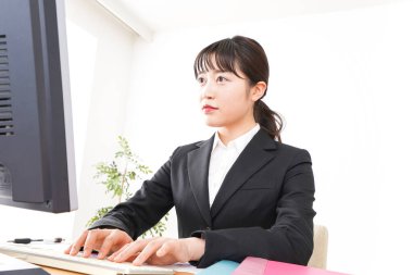 İş kadını ofiste.