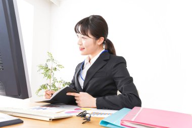 İş kadını ofiste.