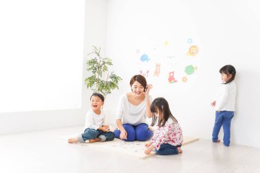 Anaokulunda oynayan çocuklar ve öğretmenler