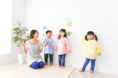 Anaokulunda oynayan çocuklar ve öğretmenler