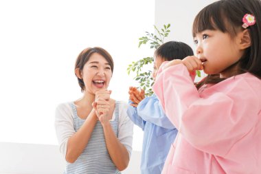 Anaokulunda oynayan çocuklar ve öğretmenler