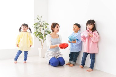 Anaokulunda oynayan çocuklar ve öğretmenler