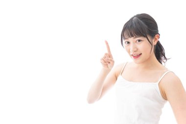 Deriyle ilgilenen genç bir kadın.