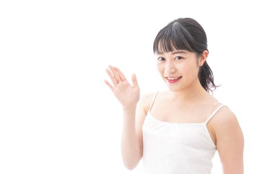 Deriyle ilgilenen genç bir kadın.