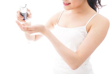 Deriyle ilgilenen genç bir kadın.