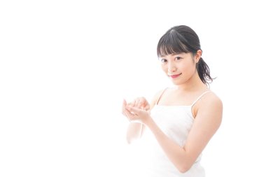 Deriyle ilgilenen genç bir kadın.