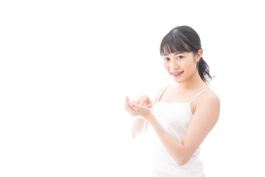 Deriyle ilgilenen genç bir kadın.