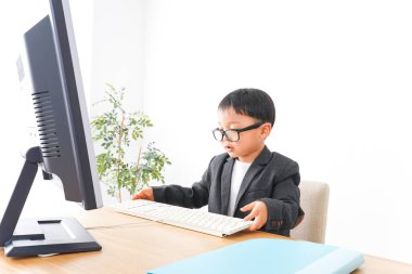 Şirin Çocuk işadamı ofiste.