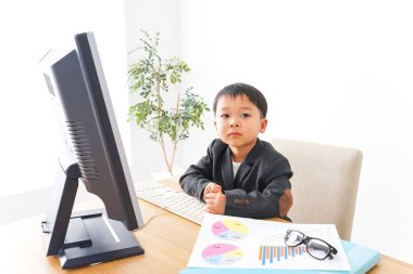 Şirin Çocuk işadamı ofiste.