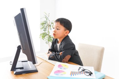 Şirin Çocuk işadamı ofiste.