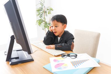 Şirin Çocuk işadamı ofiste.