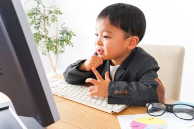 Şirin Çocuk işadamı ofiste.